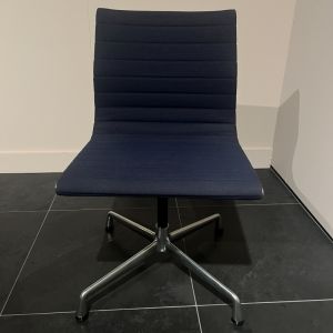 Vitra EA101 bureaustoel blauw