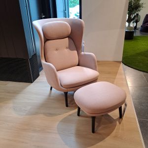 Fritz Hansen JH1 Ro fauteuil + poef roze