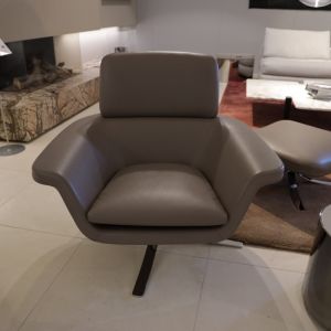Minotti Blake Soft fauteuil met poef beige 